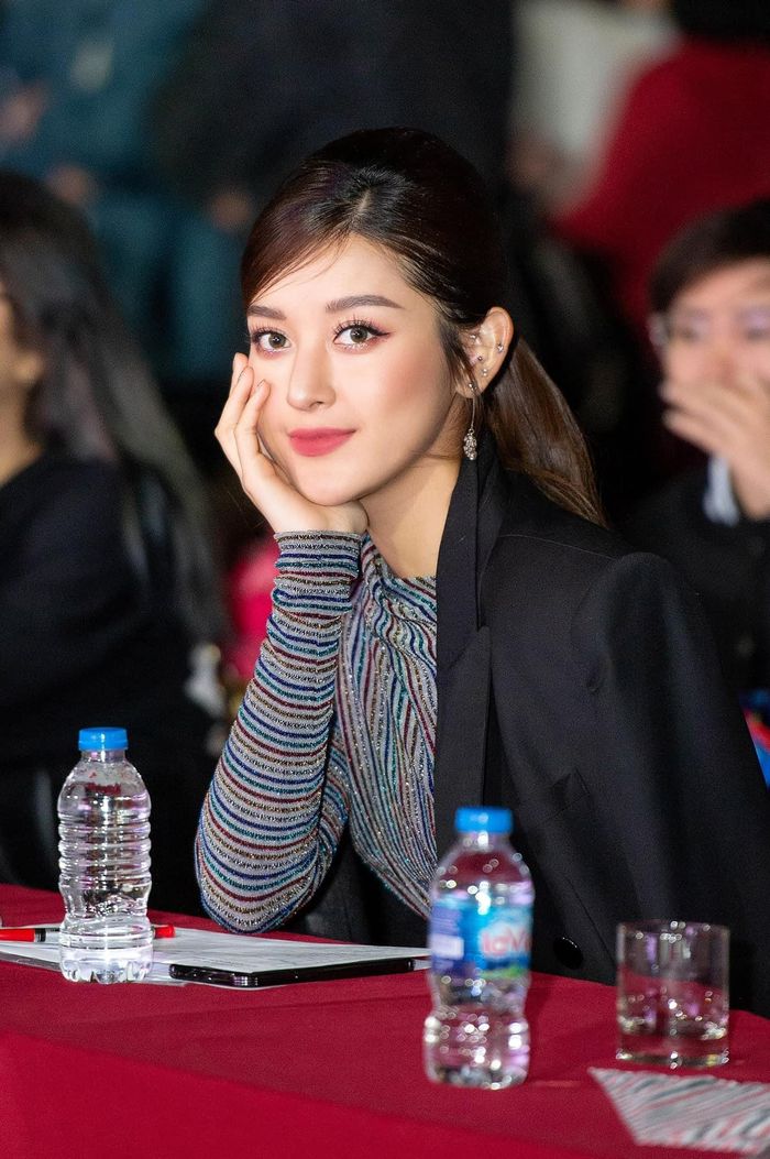 Á hậu Việt Nam 2014 rất đắt show làm giám khảo.