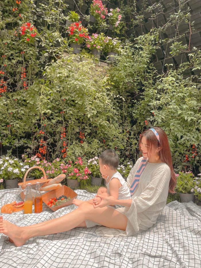 Hai mẹ con Hoa khôi Lan Khuê 'đốn tim' fans bởi vẻ dễ thương.