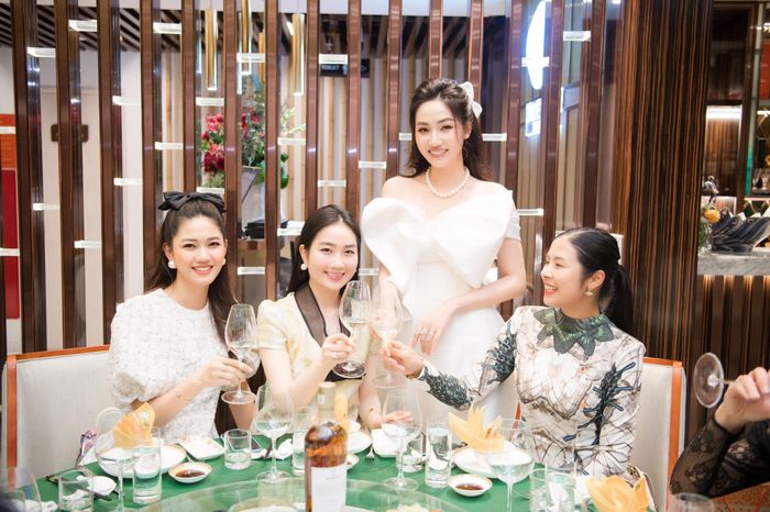 Hoa hậu Ngọc Hân, người đẹp Lan Hương cũng tham dự buổi tiệc kỷ niệm 5 năm ngày cưới của Á hậu Trà My.