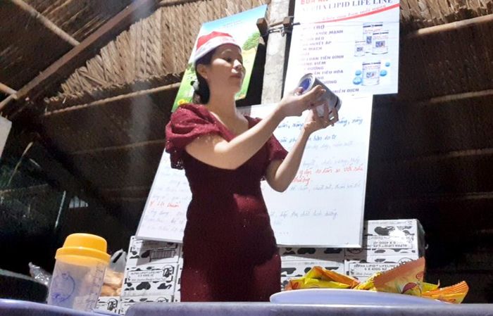 Bà Như Anh, người được cho là tuyến trên tại điểm bán sữa, đang hướng dẫn mọi người kiểm tra sữa thật