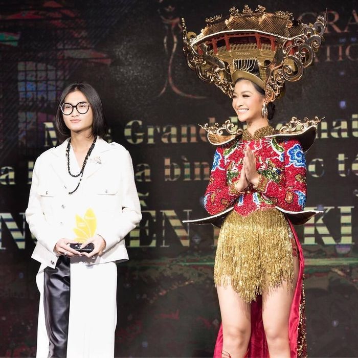 NTK Tín Thái cũng chính là chủ nhân National Costume "Huyền đăng hội" của Kiều Loan.