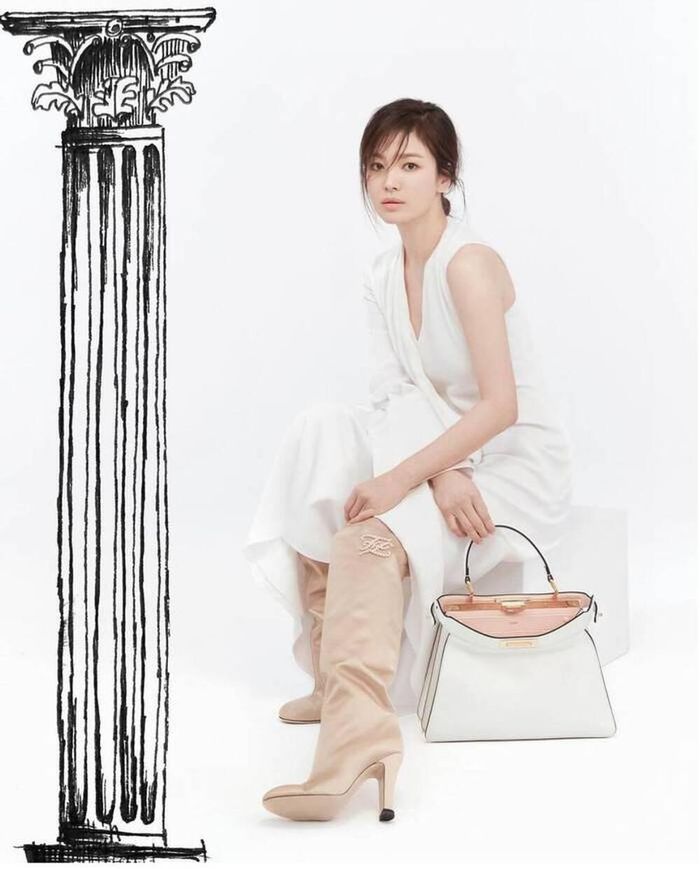 Từ tone makeup, làm tóc cho đến trang phục, phụ kiện mà Song Hye Kyo lên đồ đều nhìn high fashion hơn hẳn chị đại sứ bên Trung Quốc