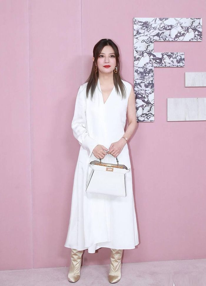 Từ makeup đến tóc tai và trang phục đều chả làm bật lên khí chất của một đại sứ của thương hiệu Ý khi diện cây đồ này 