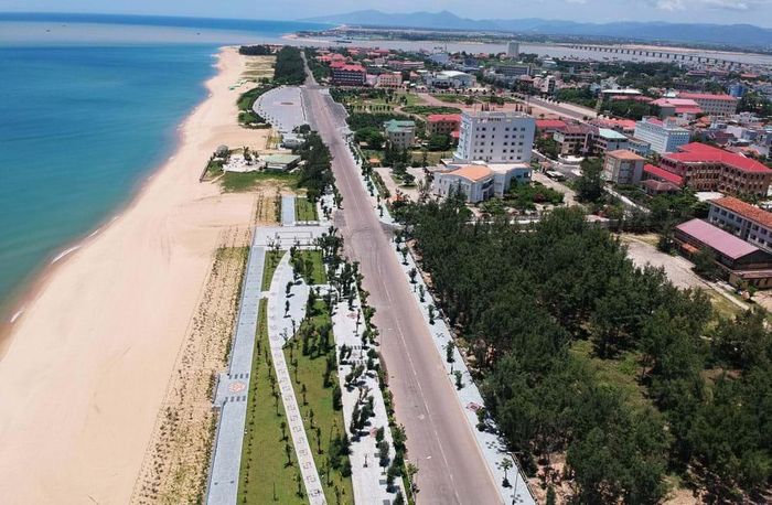 Bãi biển Tuy Hòa (Phú Yên) gần nhà tác giả trên đường Nguyễn Huệ, nơi lưu dấu nhiều ký ức tuổi thơ. Ảnh: T.A.T