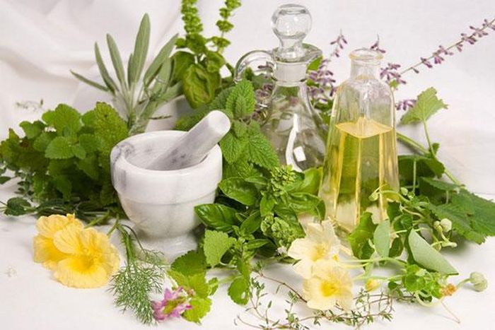 Lựa chọn nước tắm từ lá cây phải an toàn với làn da mỏng manh của bé.