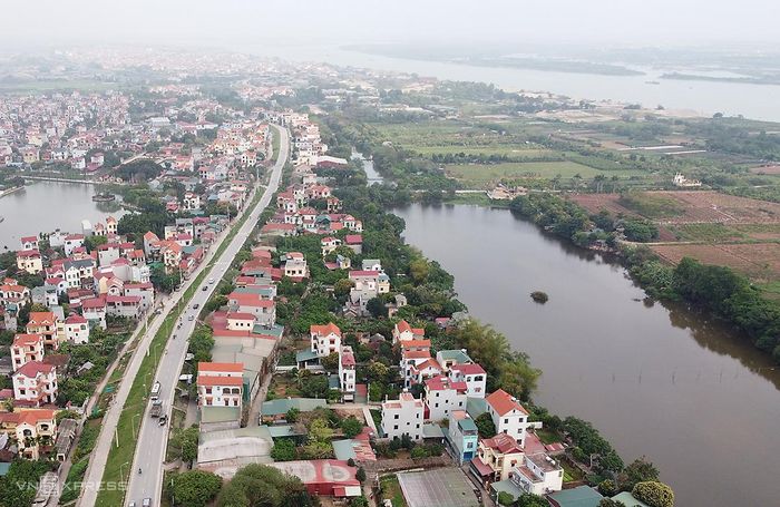Thời gian qua, bên bờ sông Hồng đã phát triển một cách tự nhiên.