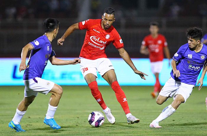 Lần lượt Dario Silva (ảnh), Junior Barros và Joao Paulo đều chơi cá nhân, nhạt nhòa và mất nhịp liên lạc với nhau trong 90 phút. Chơi với 10 người và bị dẫn 2 bàn khiến CLB TP.HCM sụp đổ bởi pha ấn định tỷ số của Geovane Magno ở phút 57.