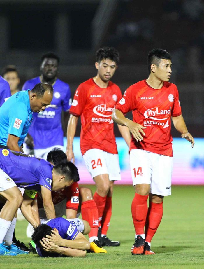 Trận đấu xoay chiều từ phút 25 khi Hùng Dũng kêu gào trong đau đớn bởi pha vào bóng của Hoàng Thịnh. Từ đằng sau đi tới, Lee Nguyễn ái ngại với chấn thương của đồng nghiệp. Ít ai biết khi trở về Việt Nam thi đấu, Lee Nguyễn bảo vệ đôi chân mình rất kỹ.