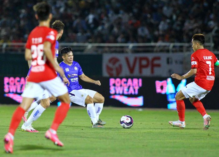 Sau bước ngoặt trận đấu của Hùng Dũng, cầu thủ 2 đội chơi bóng thận trọng đến mức rụt rè. Những tình huống tranh chấp 50-50 đều có sự hạn chế nhất định từ hai phía. Đội có tinh thần thi đấu tốt hơn chính là đội khách. Họ muốn dành tặng chiến thắng cho Hùng Dũng.