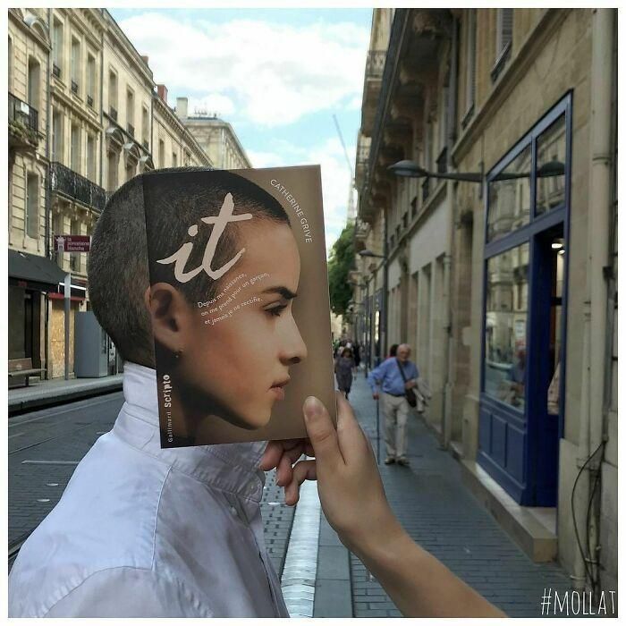  Với thử thách #bookface, sự sáng tạo không có giới hạn. Mọi người có thể sử dụng tất cả bộ phận trên cơ thể để "kết nối" với bìa sách, miễn sao có thể tạo ra sự đồng nhất, hài hòa. Những bìa sách có sẵn gương mặt nhân vật thường được lựa chọn bởi chúng sẽ dễ được chuẩn bị hơn cho mỗi lần chụp ảnh. Ảnh: Librairie_mollat. 