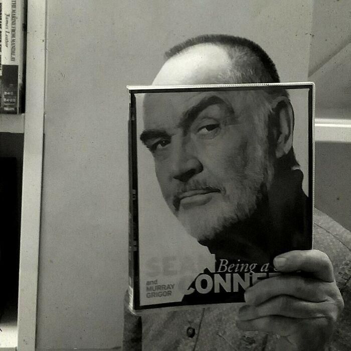  Bên cạnh đó, Marianne cho rằng, #bookface có thể phù hợp với rất nhiều người. Nếu là một người hướng ngoại, bạn hoàn toàn có thể trang điểm kỹ lưỡng và chuẩn bị thần thái phù hợp trước mỗi lần chụp ảnh. Còn nếu là người hướng nội, bạn đơn giản chỉ cần che mặt mình phía sau cuốn sách mà vẫn thể hiện được sự sáng tạo của bản thân. Ảnh: Orkney Library &amp; Archive. 