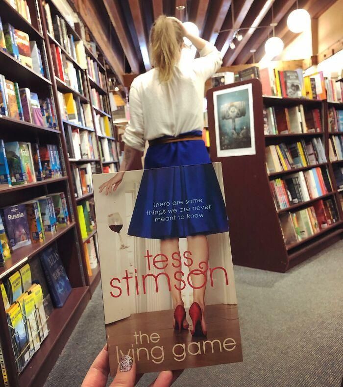  Marianne Chala, giám đốc Câu lạc bộ Sách Willoughby tại Anh cho rằng #bookface là một thử thách thú vị. Nó đủ đơn giản để thúc đẩy mọi người tham gia cũng như lan tỏa tinh thần kết nối với sách. Hơn thế nữa, thử thách này đủ hấp dẫn để kích thích sự sáng tạo của tất cả những ai tham gia. Ảnh: Otter Book. 