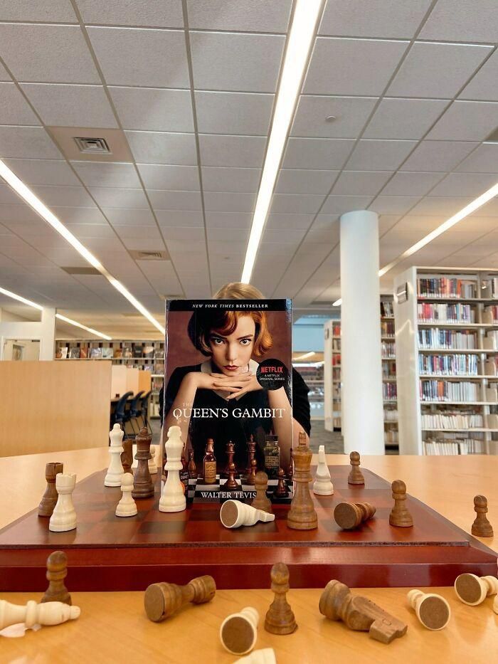  Cũng theo Marianne, ngày nay sự ảnh hưởng của bìa sách lên quyết định mua của độc giả là rất lớn. Một tác phẩm có thể được ra mắt ở nhiều nhà xuất bản khác nhau. Vì vậy, một trang bìa đẹp, ấn tượng sẽ là một trong những tiêu chí quan trọng để người mua cân nhắc. Ảnh: Lake County Public Library. 