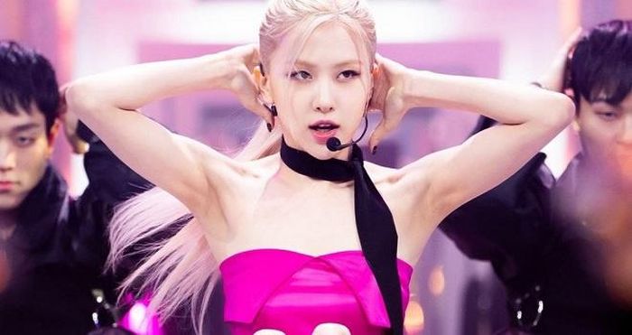  Rosé gây chú ý khi lộ cánh tay cơ bắp khi thực hiện vũ đạo. Ảnh: Pann. 