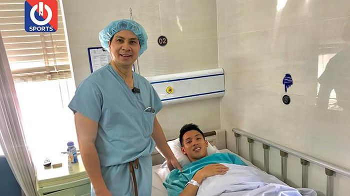 Bác sĩ Quốc Hùng cho biết ca mổ đã thành công và Hùng Dũng cần 5-6 tháng để trở lại sân cỏ. Ảnh: Onsport