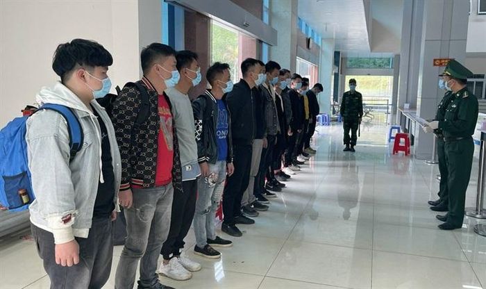 15 công dân Trung Quốc bị Đồn Biên phòng cửa khẩu Trà Lĩnh bắt giữ. Ảnh: Thế Tùng