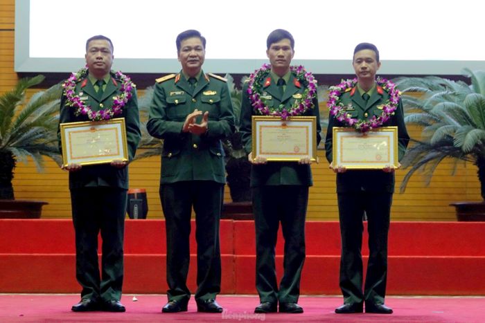Thiếu tướng Chu Văn Đoàn, Chủ nhiệm Chính trị BTTM trao Bằng khen cho các cá nhân đạt Giải thưởng Tuổi trẻ sáng tạo toàn quân năm 2019
