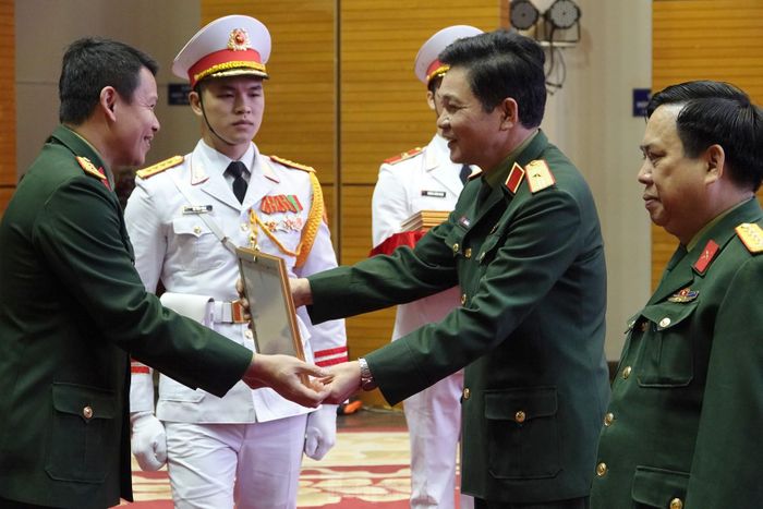 Lãnh đạo Cục Chính trị BTTM trao Bằng khen cho cán bộ Đoàn xuất sắc tiêu biểu giai đoạn 2016-2020