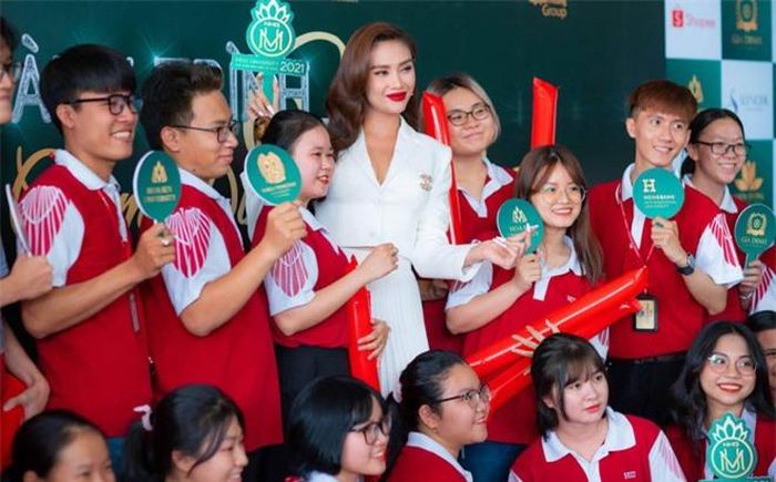 Khoảnh khắc nữ siêu mẫu vui vẻ chụp hình kỉ niệm với các bạn sinh viên.