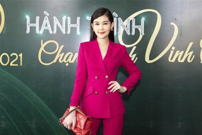 Hoa hậu Lê Âu Ngân Anh diện vest hồng rực rỡ đi sự kiện. Cô sẽ là một trong 5 người hướng dẫn các thí sinh để tỏa sáng ở các vòng thi chính thức.