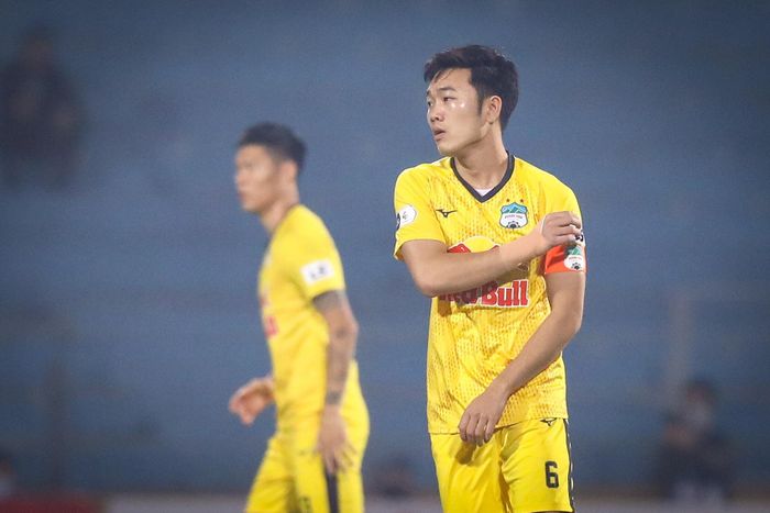  Trường trao lại băng đội trưởng cho Công Phượng trước khi ra sân. HAGL đứng đầu V.League sau 5 vòng đấu đầu tiên. 
