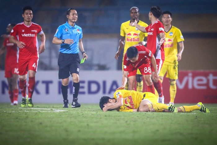  Có lẽ vì cầm bóng nhiều, Xuân Trường bị phạm lỗi nhiều hơn. Cuối hiệp một, tiền vệ tuyển Việt Nam lăn lộn, tỏ ra rất đau đớn sau một pha va chạm với cầu thủ CLB Viettel. Nhìn Xuân Trường ôm mặt nằm sân, người hâm mộ ở Hàng Đẫy có một phen thót tim. 