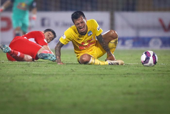  Sau Xuân Trường, trung vệ Nguyễn Hữu Tuấn cũng tỏ ra đau đớn trong một pha va chạm khác. 
