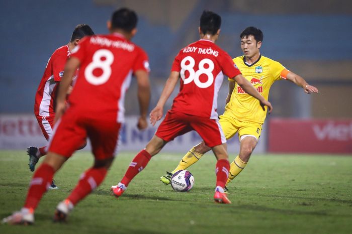  Nhiều tình huống, Xuân Trường tự tin cầm bóng, xoay người, tổ chức trận đấu trước mặt 2, 3 cầu thủ CLB Viettel. 