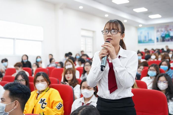 Sinh viên Hutech đặt câu hỏi CEO.