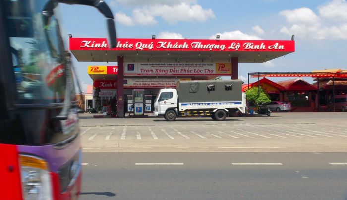 Đến 13h ngày 25/3, việc phong tỏa trạm xăng Phúc Lộc Thọ vẫn đang tiếp tục. Ảnh: Lê Ngân.
