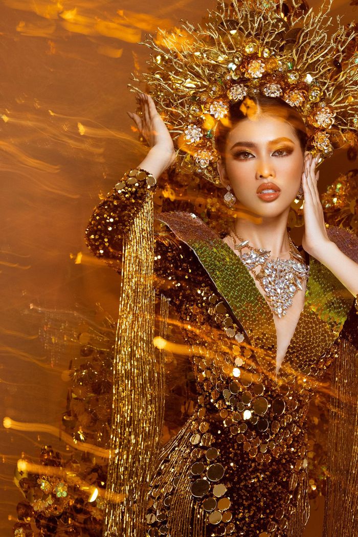 Cận cảnh Quốc phục “Lá ngọc cành vàng” được NTK Tín Thái thiết kế cho Á hậu Ngọc Thảo