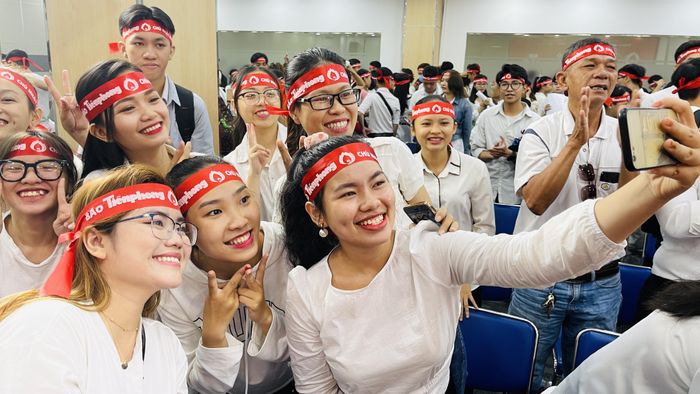 Các bạn trẻ sôi nổi tại ngày hội hiến máu.