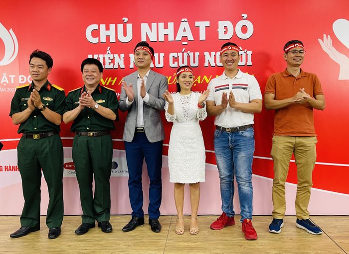 Đại diện Ban tổ chức chương trình, nhà báo Lý Thành Tâm cám ơn các đơn vị đồng hành chương trình Chủ nhật đỏ 2021: Bệnh viện Quân y 175 và Amway Việt Nam.