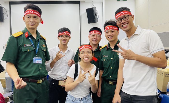 Các bạn trẻ cùng cán bộ chiến sĩ là bác sĩ của Bệnh viện Quân y 175 trong chương trình Chủ nhật Đỏ 2021 tại TPHCM.