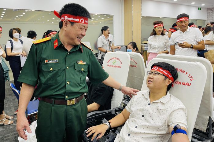 Đại tá, bác sĩ Nguyễn Xuân Vũ - Trưởng Ban Tiếp máu - Bệnh viện Quân y 175 động viên các bạn trẻ tham gia hiến máu.