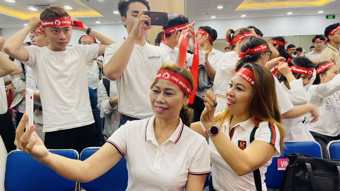 Chương trình thu hút đông đảo mọi người đến tham gia hiến máu.