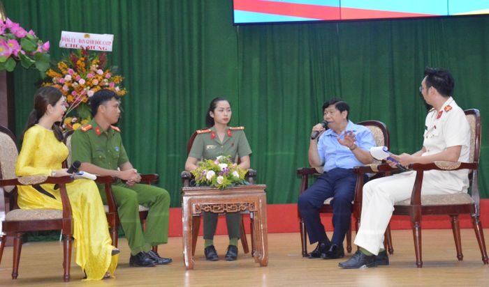 Giao lưu với cán bộ nguyên là cán bộ Đoàn Công an TPHCM. Ảnh Phú Lữ