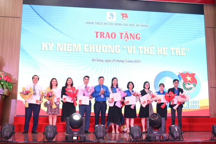 Anh Lê Công Hùng, Phó Bí thư Thành Đoàn Đà Nẵng thừa ủy quyền TƯ Đoàn trao tặng Kỷ niệm chương Vì thế hệ trẻ cho 9 cá nhân là cán bộ Đoàn các thời kì của ĐH Đà Nẵng