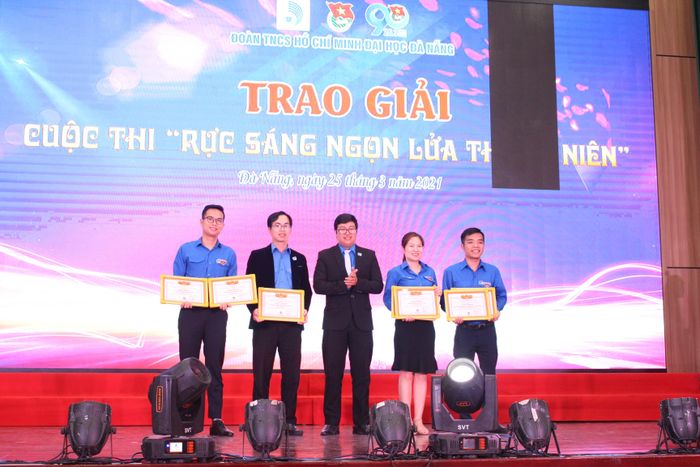 Trao giải cho các đơn vị Đoàn trường trực thuộc đạt giải cao trong các cuộc thi chào mừng 90 năm Ngày thành lập Đoàn TNCS Hồ Chí Minh