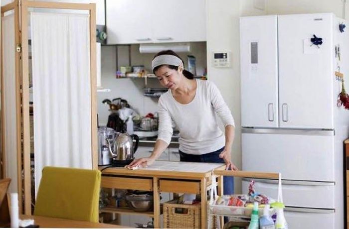 Các hoạt động dọn dẹp và sắp xếp nhà cửa đòi hỏi chị em phụ nữ thường xuyên đứng lên, ngồi xuống và bưng bê đồ nặng. Nhờ đó nàng có thể giảm được khoảng 238 calo sau 1 giờ. Ngoài ra khi ngồi xổm hoặc cúi bưng đồ, phái đẹp cố gắng duy trì lưng thẳng và gập gối để đạt được hiệu quả giảm cân, giữ dáng tốt hơn.