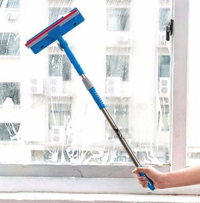 Lau cửa sổ cần các động tác rướn người nên có tác dụng đốt cháy mỡ thừa mạnh mẽ, khoảng 172 calo sau 30 phút.