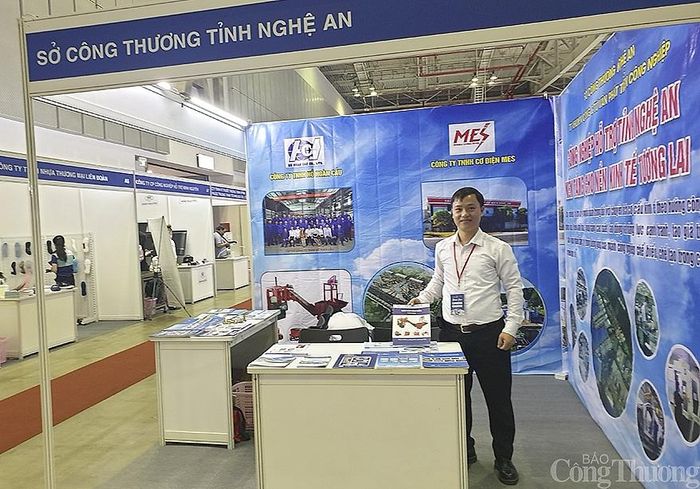 Hồ Xuân Vinh đã nghiên cứu và chế tạo nhiều máy móc, thiết bị phục vụ sản xuất trong nhiều ngành: nông nghiệp, xây dựng, thực phẩm...