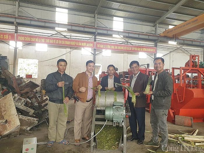 Hồ Xuân Vinh ( áo nâu vàng) bên cạnh các cộng sự