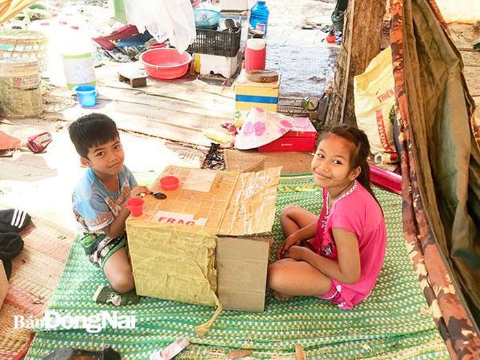 Những đứa trẻ tại khu vực một bãi rác tạm trên địa bàn H.Long Thành. Ảnh: Lê An
