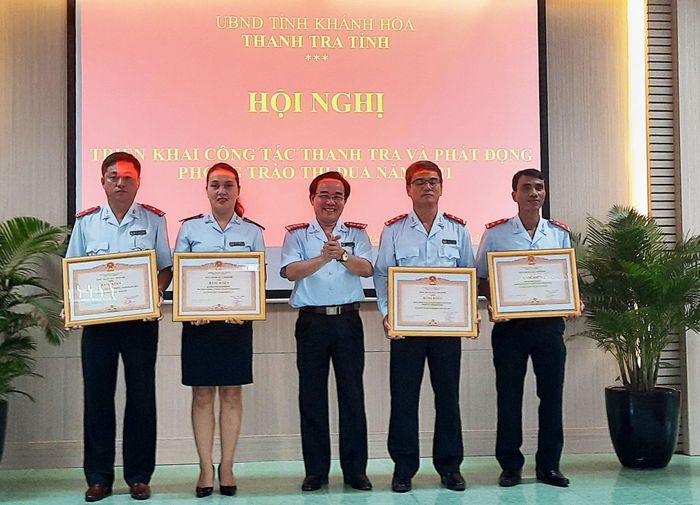 Các tập thể và cá nhận nhận bằng khen của Tổng Thanh tra Chính phủ.