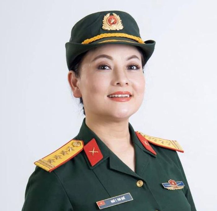Nữ nghệ sĩ khoác màu áo lính.