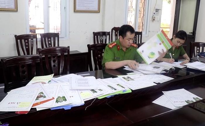 Hơn 200 hồ sơ trong một đường dây lừa đảo xin việc làm bị thu giữ.