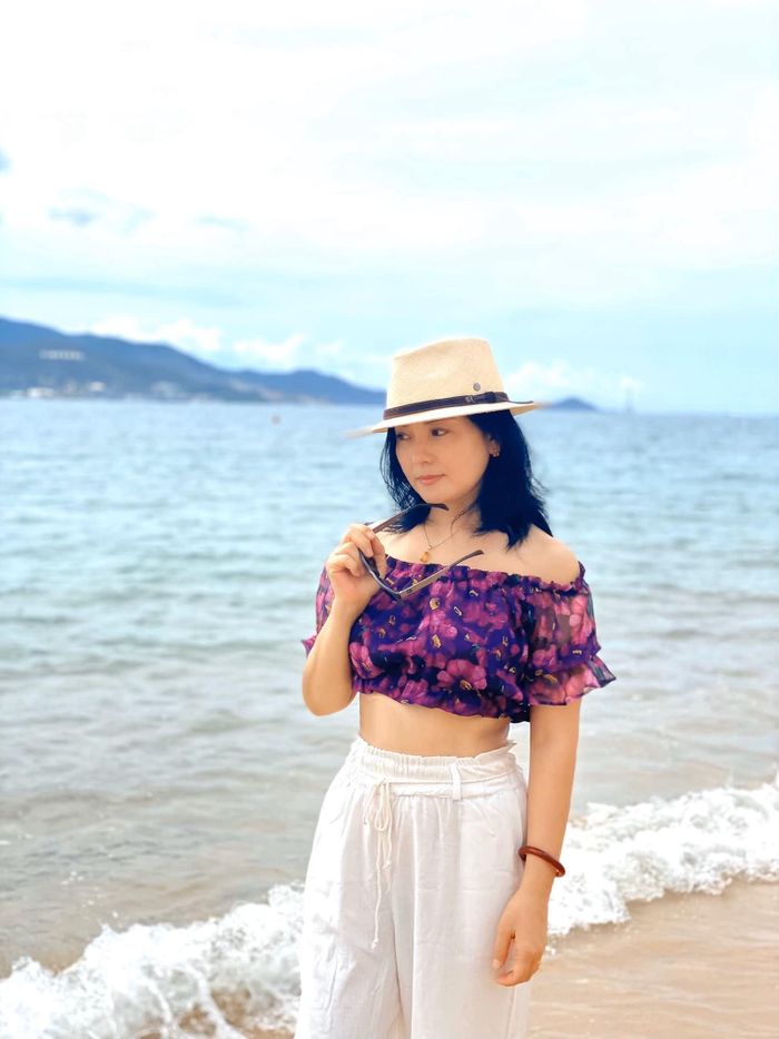 Trên trang cá nhân, nữ nghệ sĩ đăng tải loạt ảnh trong chuyến du lịch gần đây. NSND Thu Quế diện áo tắm lưới khoe khéo làn da trắng và hình thể săn chắc. Khán giả nhận xét, diễn viên Dòng sông phẳng lặng "hack" tuổi khi phối áo crop-top và quần cạp cao màu trắng.