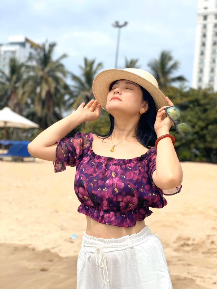 Trao đổi với Zing, NSND Thu Quế cho biết để giữ dáng thon, eo nhỏ ở tuổi 52, chị chăm tập luyện và cân đối chế độ ăn uống. "Nhiều năm nay, tôi theo đuổi bộ môn yoga. Ở độ tuổi của tôi, nhiều phụ nữ dễ bị tích mỡ thừa ở phần bụng. Vì thế, tôi chăm chỉ tập luyện và ăn uống khoa học. Ngoài yoga, tôi còn tích cực tập gym giữ dáng và tăng sức bền", chị kể.