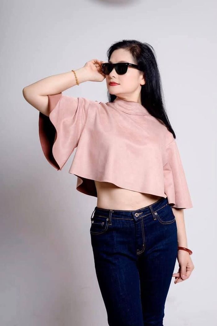 Để giữ da ở tuổi ngoài 50, diễn viên Vị tướng tình báo và hai bà vợ thường xuyên bôi kem chống nắng, dưỡng da, uống thực phẩm chức năng. Chị còn tự nấu các loại nước từ đỗ đen, nấm linh chi… để uống hàng ngày.